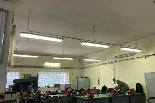Přiznané rozvody po stropě jsou v dílně praktičtější.