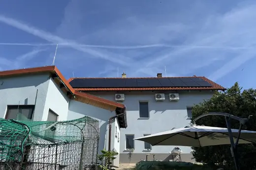 Dokončeno — fotovoltaika i hromosvod na jednom domě.