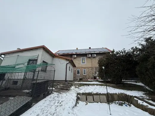 Svod vedený po fasádě k zemniči.