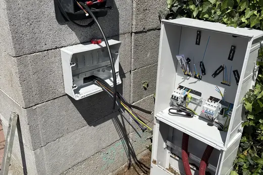 Napojení rozvodnice na pilíři a rozvaděč s jištěním pro wallbox.