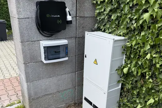 Hotovo — wallbox, jeho rozvodnice a pilíř s jištěním.
