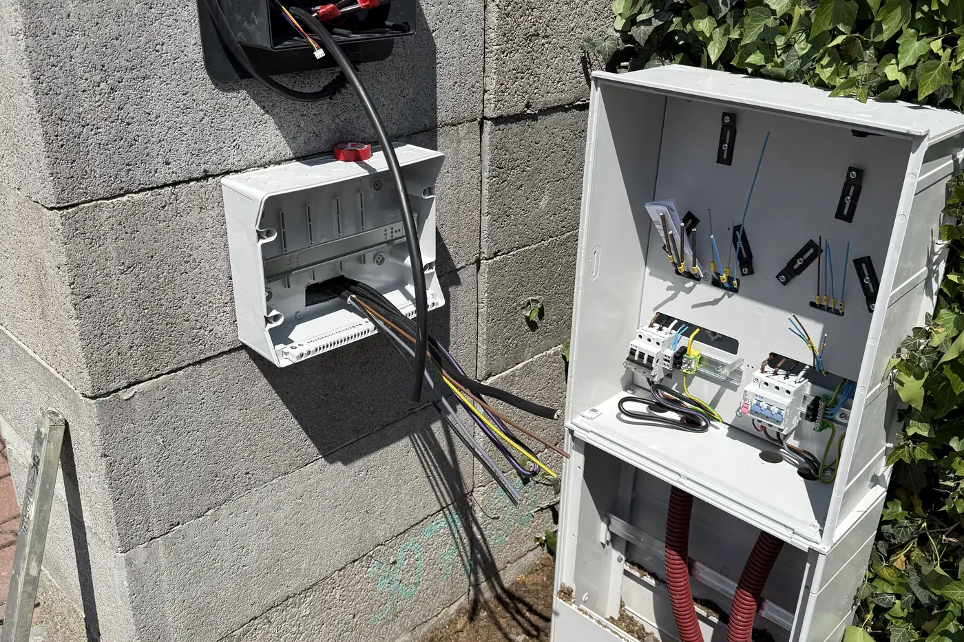 Nové odběrné místo na pilíři – přívodní kabely a rozvaděč s jističi pro dobíjení elektromobilu