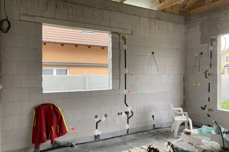 Elektrické rozvody vedené ve stěnách rodinného domu v hrubé stavbě